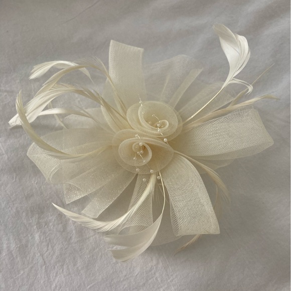 SOHO Bridal Fascinator Headpiece Off White - Picture 3 of 4